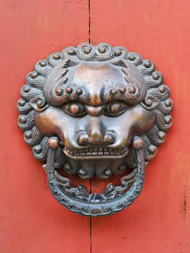 中式建筑的金属门环装饰