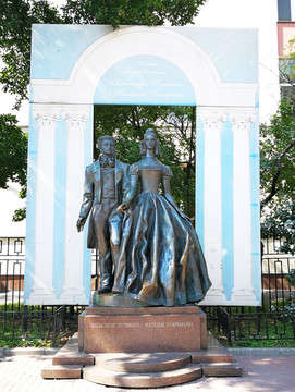 俄国诗人普希金和夫人塑像