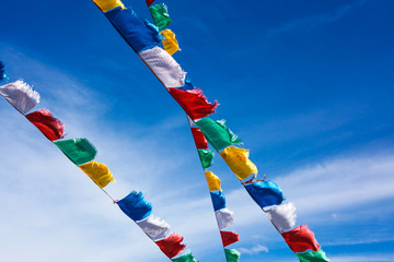 西藏藏族经幡彩旗飘扬