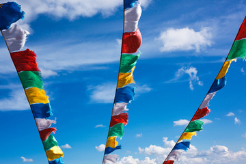 西藏藏族经幡彩旗飘扬