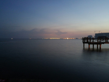 黄昏湖边夜景