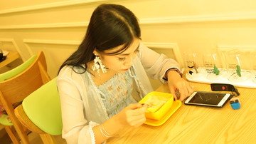 甜品店里吃甜品的美女