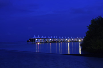 夜幕中的马尔代夫海上别墅