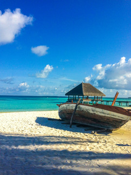 马尔代夫沙滩上的渔船