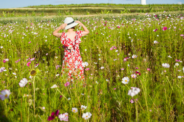 花海里的女性