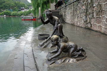 河边雕塑