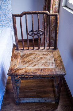 陈旧木椅