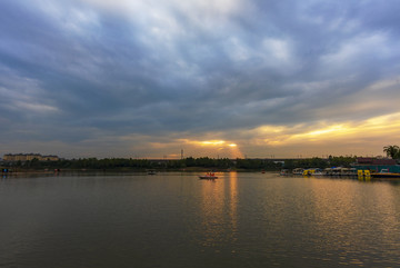 湖泊晚霞风景