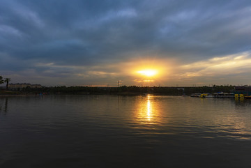 湖泊晚霞风景