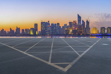 道路地面和杭州现代建筑群