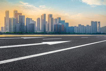 道路地面和钱江新城摩天大楼