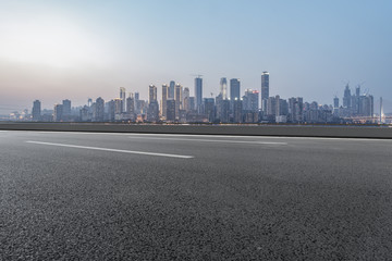 道路路面和重庆现代建筑群