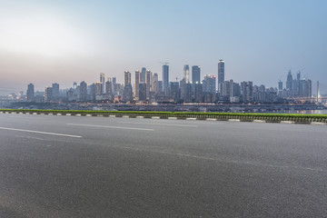 道路路面和重庆现代建筑群