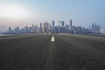 道路路面和重庆现代建筑群