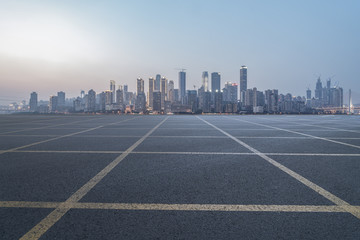 道路路面和重庆城市建筑天际线