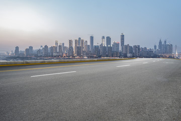 道路路面和重庆城市建筑天际线