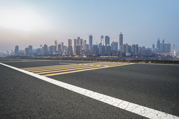 道路路面和重庆城市建筑天际线