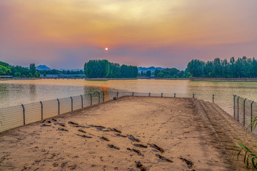 湖水晚霞