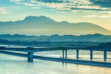 晚霞峨眉山大渡河高速公路大桥