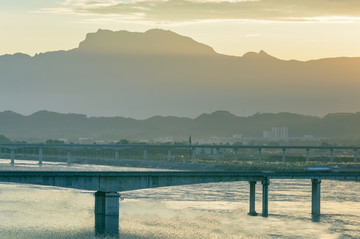晚霞峨眉山大渡河高速公路大桥