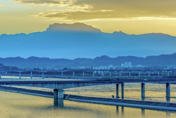 晚霞峨眉山大渡河高速公路大桥