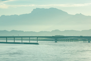 高清峨眉山逆光大图