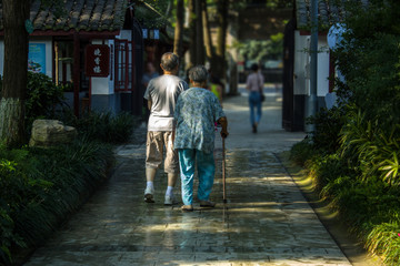 恩爱老夫妻背影