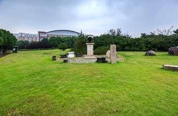 上海交大草坪南洋公学创办纪念碑