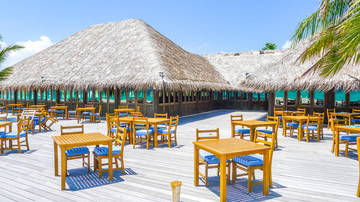 马尔代夫沙滩酒吧桌椅摆设