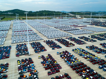 汽车生产厂的新车停车场