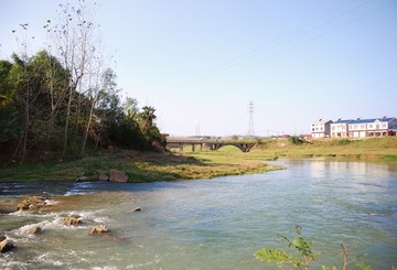 小河流水
