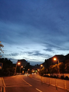 昏黄路灯