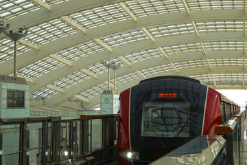 北京地铁机场线站台及轻轨列车