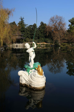 西湖景区钓鱼儿童雕塑