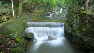 山间流水