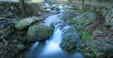 山间流水