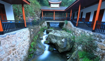 周洛龙潭风景区