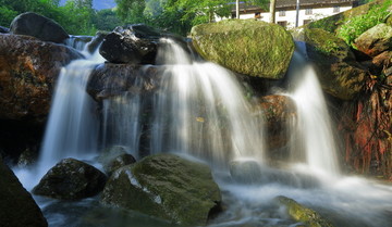 山间溪流