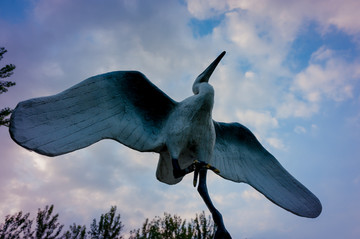 飞鸟雕像