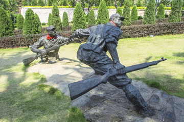 冲锋战斗的战士雕塑