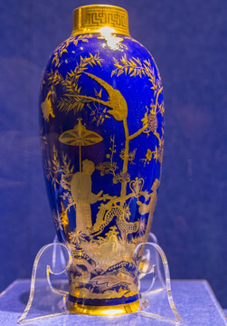 蓝地人物花鸟纹椭圆形花瓶