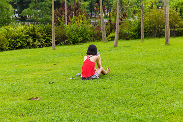 坐在草地上的女孩