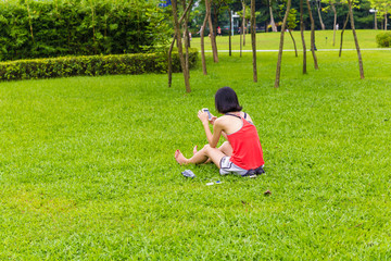 坐在草地上的女孩