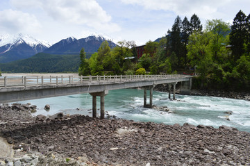 雪山河流