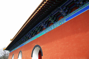 红墙彩绘房檐斗拱