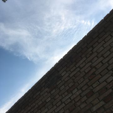 墙下的天空