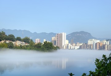 清江雾景