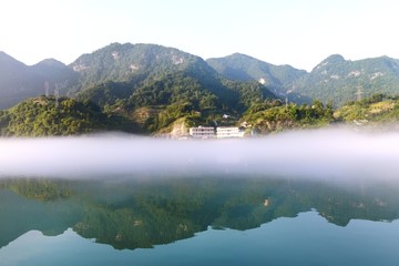 清江雾景