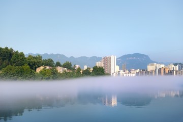 清江雾景