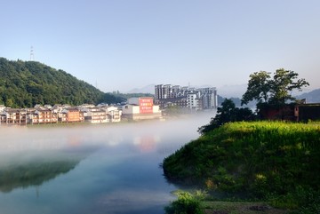 清江雾景